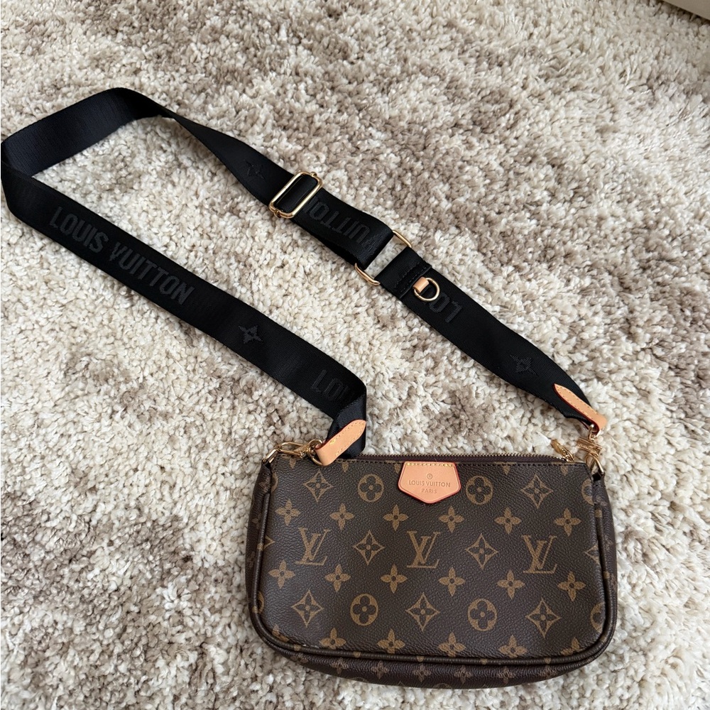 Designer inspired crossbody bag.